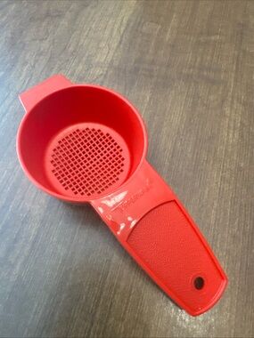 Tupperware mini sifter strainer 879–7 red small tea strainer
